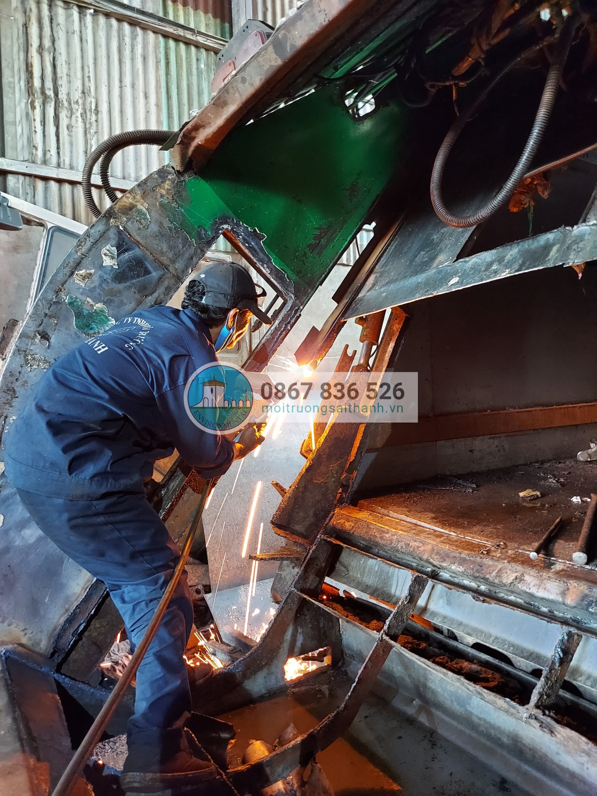 Công nhân công ty Sài Thành sửa chữa xe ép rác