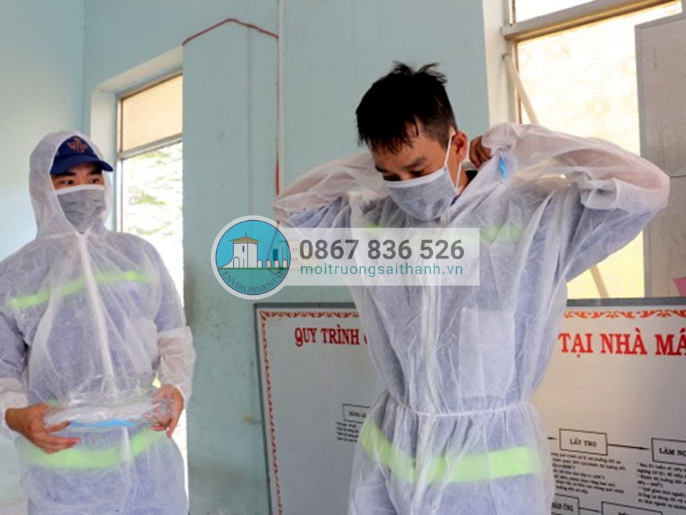 Công nhân vệ sinh được trang bị đồ bảo hộ y tế trước khi thực hiện công tác thu gom