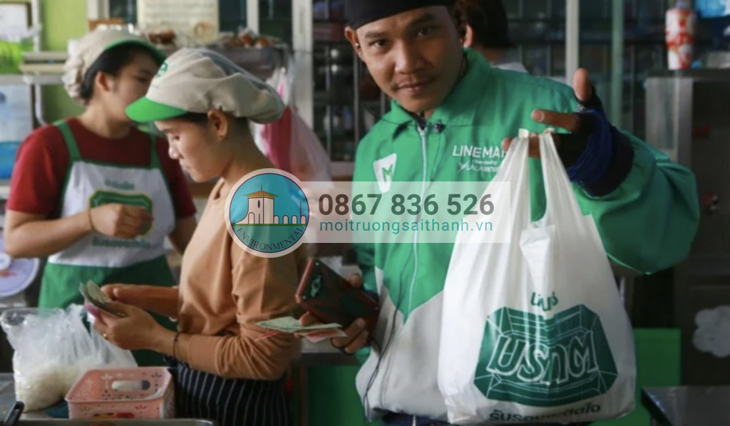 Nhà chức trách Thái Lan kêu gọi các quán ăn giảm thiểu bao bì nhựa - Ảnh: BANGKOK POST
