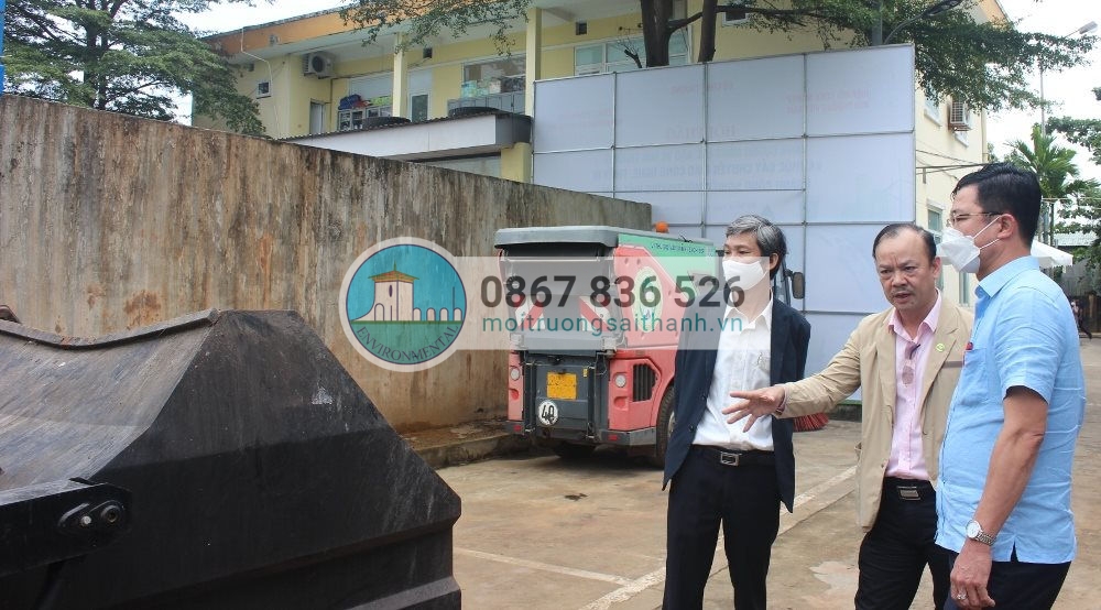 Ông Nguyễn Hữu Tiến - Tổng Giám đốc Công ty TNHH MTV Môi trường Đô thị Hà Nội (URENCO) chia sẻ với Sở TN&MT Đà Nẵng các công nghệ thu gom, vận chuyển rác.
