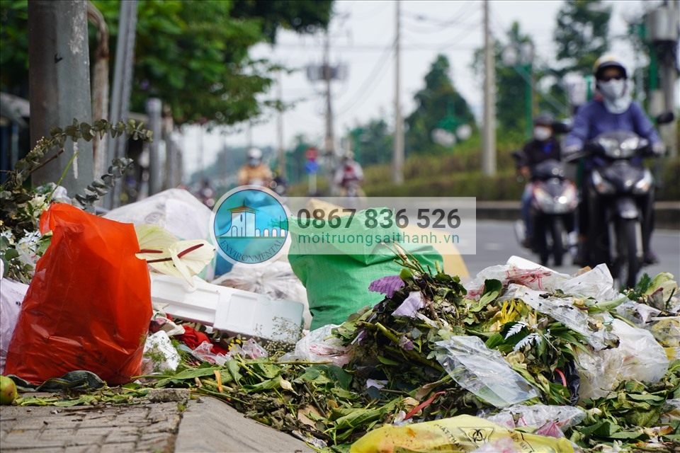 Một bãi rác lộ thiên trên đường Tân Sơn (quận Tân Bình). Tại đây, có đủ thứ loại rác thải, từ túi bóng, thùng xốp, bao bì hay các loại rác thải sinh hoạt gia đình,... đang ngày đêm bốc mùi hôi thối.