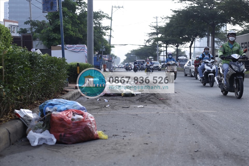 Tương tự, tại đường Tân Hưng (Quận 7) cũng đang xuất hiện một số bãi rác tự phát.