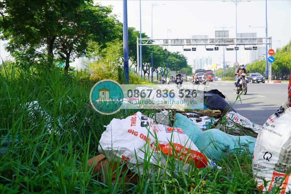 Ghi nhận của Lao Động trong ngày 18.11, tại các quận, huyện ở TP. HCM đang xuất hiện khá nhiều bãi rác tự phát. Trong hình là một bãi rác trên đường Võ Văn Kiệt (đoạn qua khu vực Quận 5).