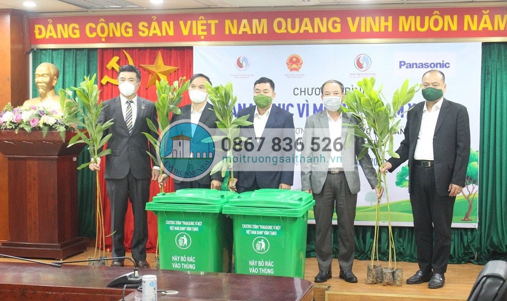 Trao tặng cây, thùng rác tượng trưng theo Chương trình "Panasonic vì một Việt Nam xanh" năm 2021 cho tỉnh Tuyên Quang.