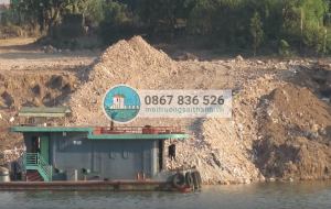 Chất thải xây dựng được đổ thành đống trực tiếp xuống lòng sông.