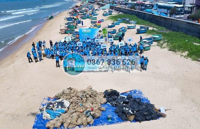 300 nhân viên Công ty Nestlé Việt Nam phối hợp cùng UBND thị trấn Phước Hải thu gom được hơn 1,1 tấn rác các loại.