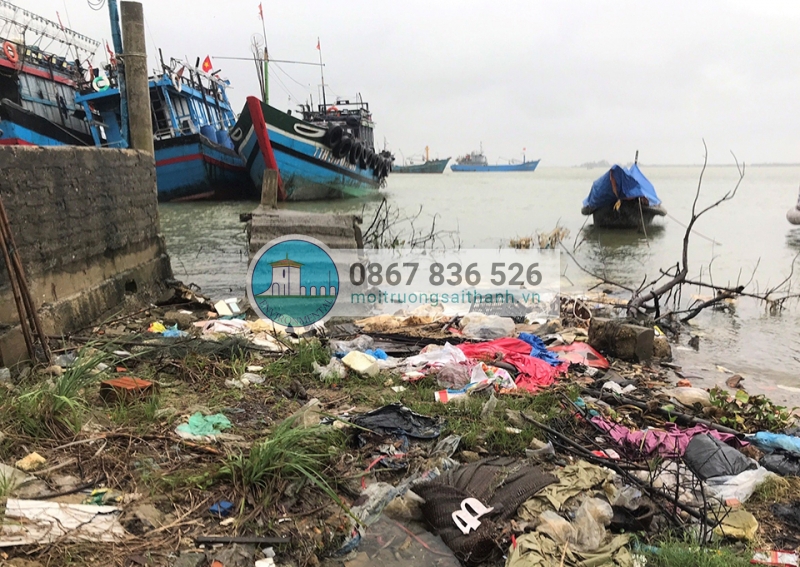 Khu vực đầm phá Tam Giang, đoạn gần cửa biển Thuận An ô nhiếm do rác thải chất đống.
