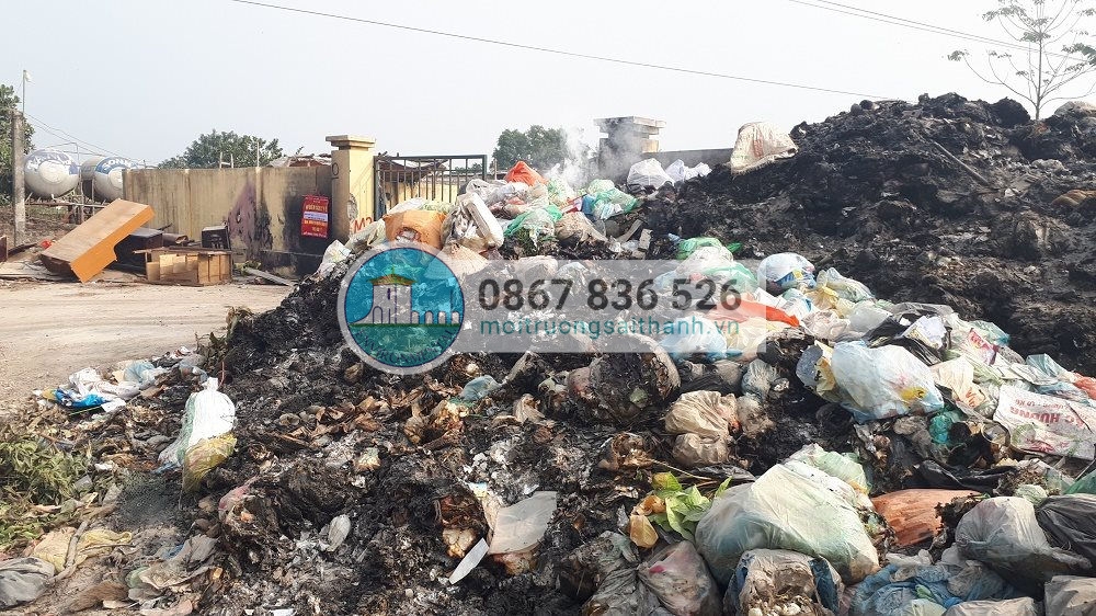 Tình trạng đốt rác bừa bãi tại điểm tập kết rác tạm của Hợp tác xã Thành Công bao giờ mới được quan tâm, xử lý?