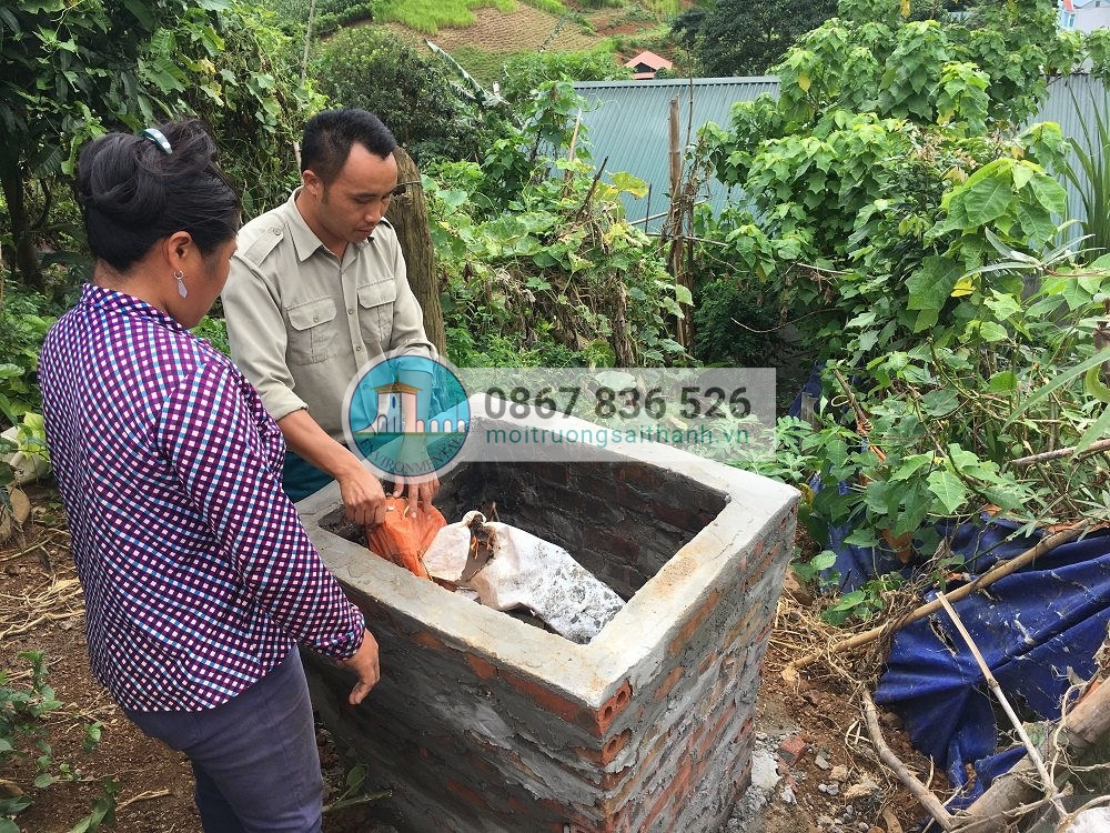 Người dân vùng cao Bắc Yên được hướng dẫn xây lò đốt rác mini.