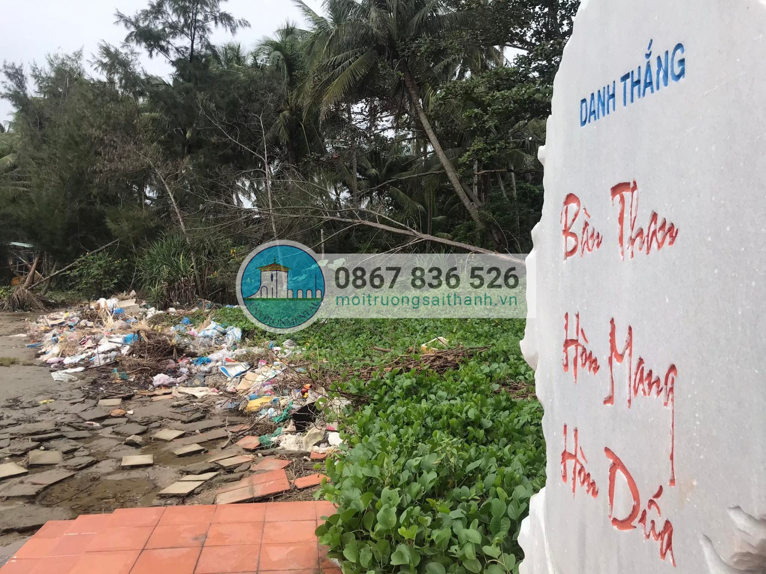 Người dân ở chợ Tam Hải thiếu ý thức khi vứt rác tràn lan xuống sông.