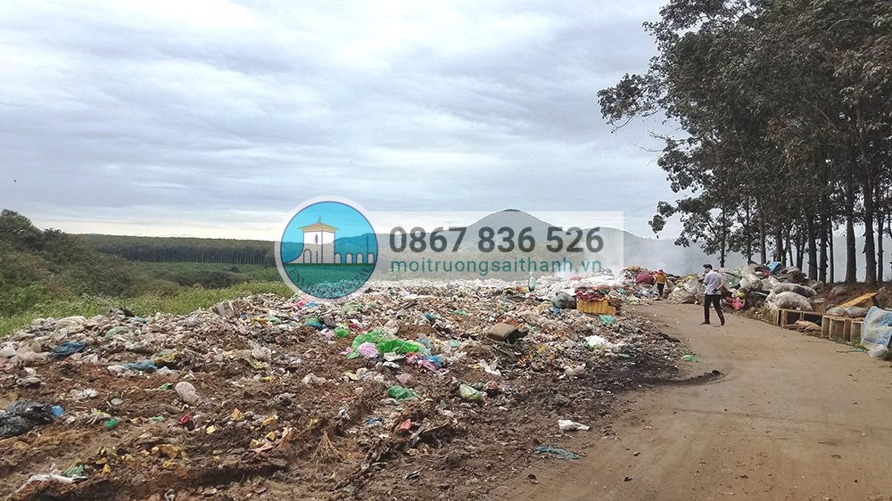 Bãi chôn lấp rác thải huyện Ngọc Hồi hoạt động nhiều năm đã đầy và tràn rác ra bên ngoài.