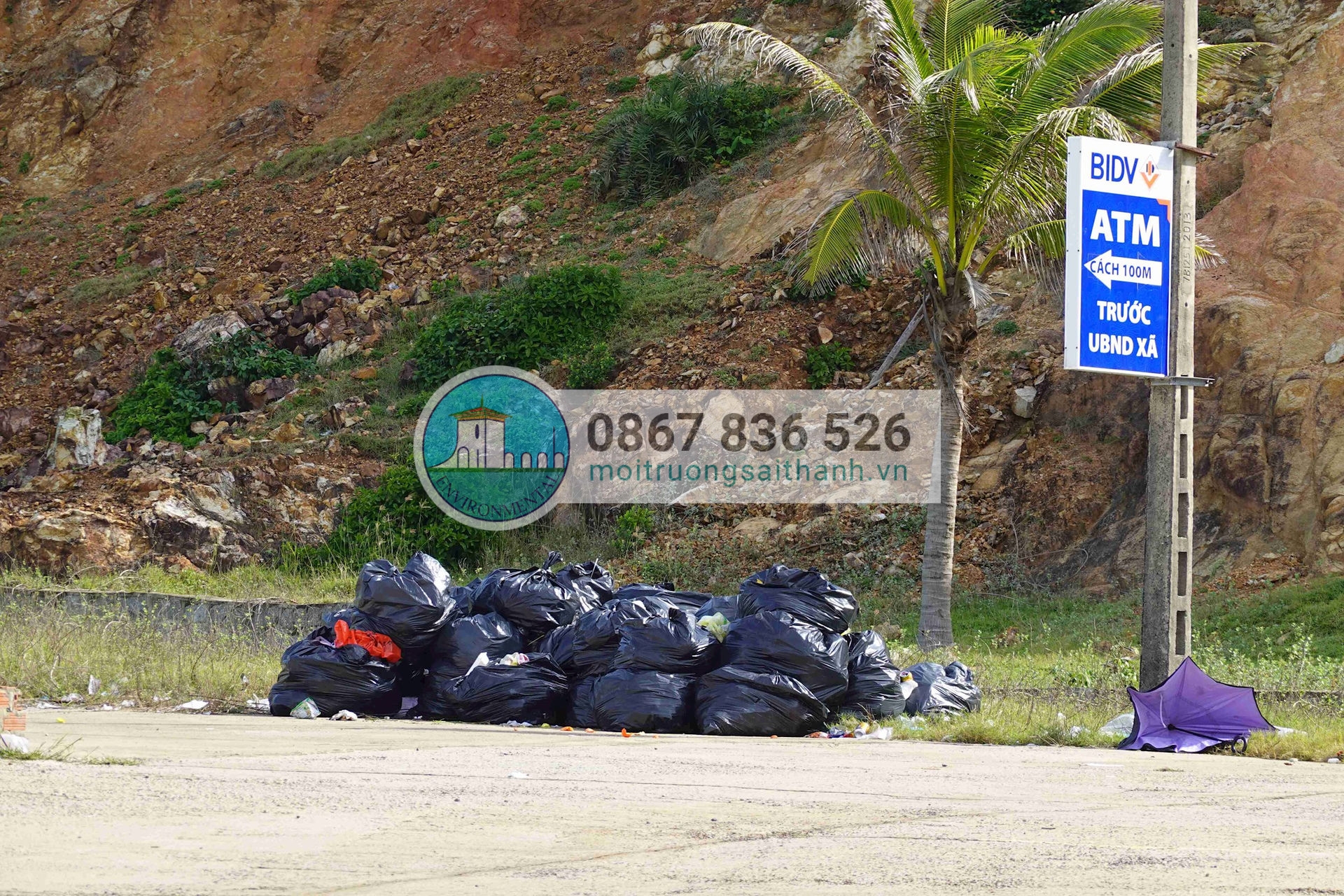 Đống rác lớn nằm ngay bãi giữ xe vào khu du lịch Eo Gió.