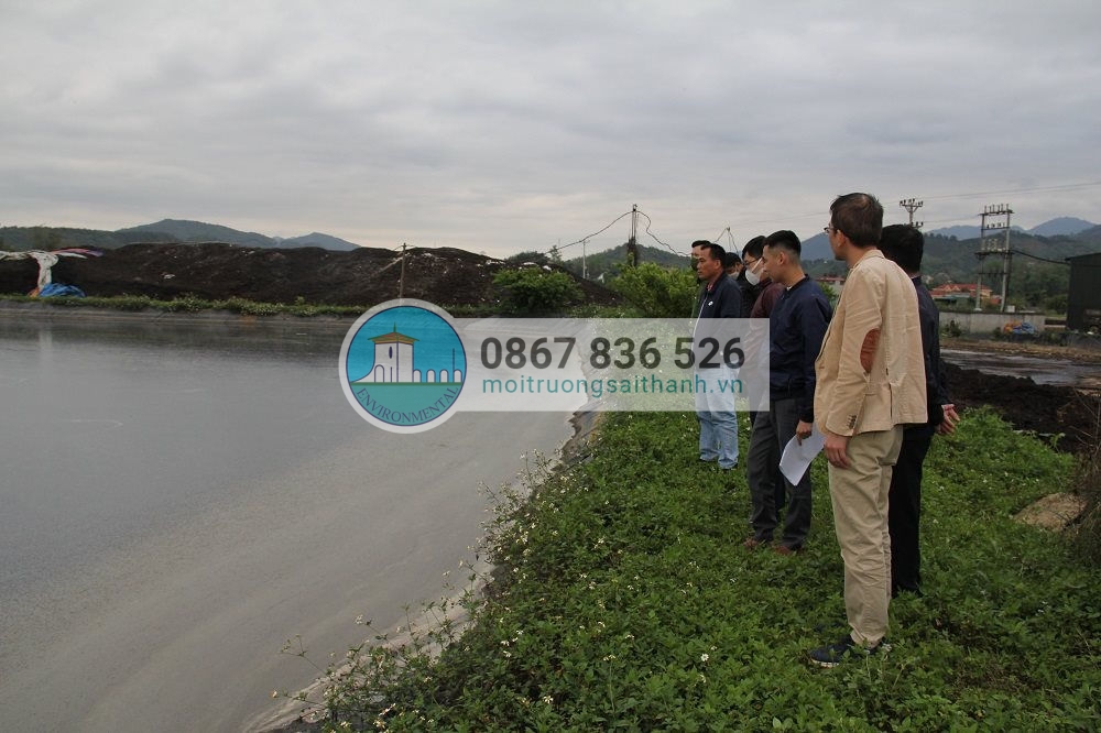 Kiểm tra hiện trạng các hồ chứa nước thải tại Xưởng chế biến cà phê Mường Chanh.