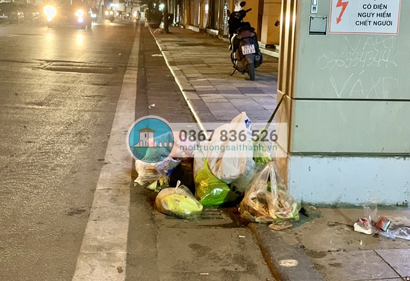 Trên phố Hàng Gai, vẫn có tình trạng rác vứt bừa bãi ra lề đường chờ nhân viên môi trường đến thu gom.