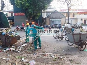 Công nhân môi trường thu gom rác tại khu chợ Mường Thanh, TP. Điện Biên Phủ, tỉnh Điện Biên.
