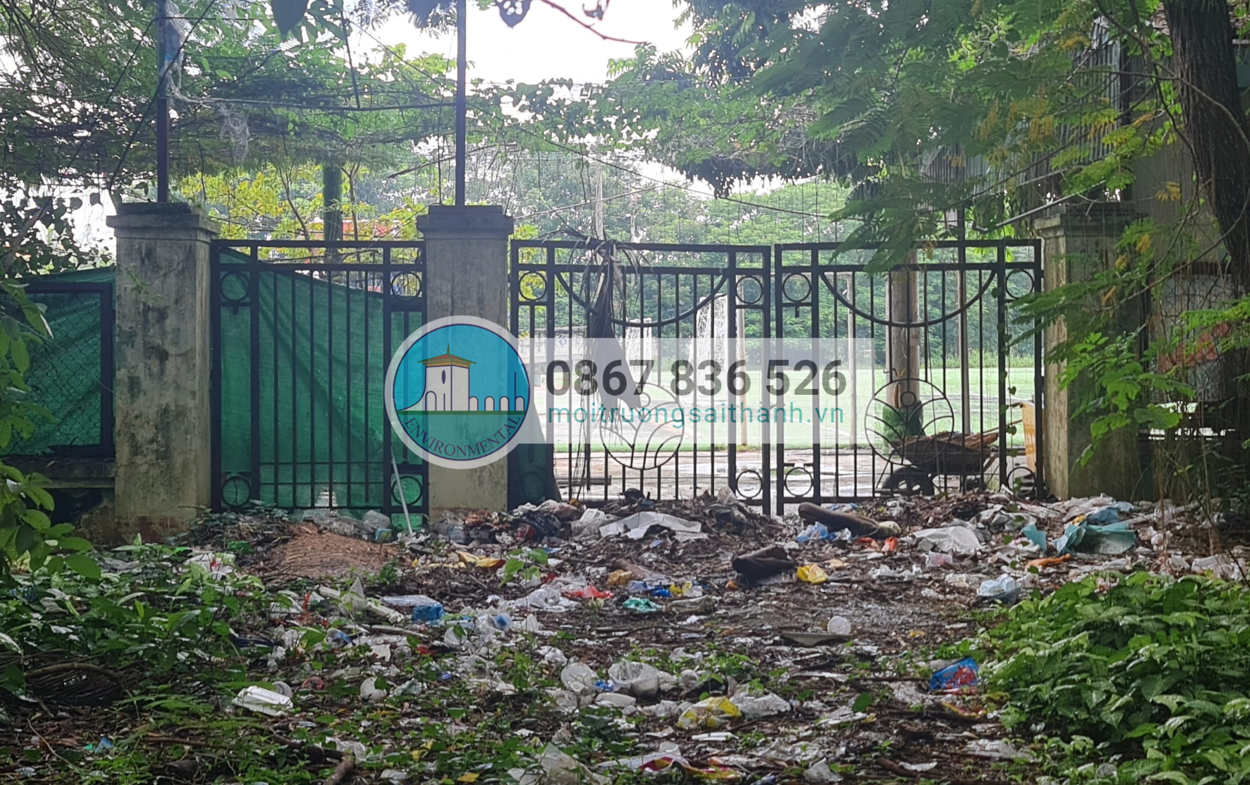 Đủ các loại rác thải bủa vây trong khuôn viên công viên Hội An
