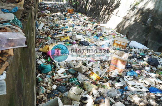 Dòng suối đầy rác giữa Biên Hòa